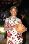 Prestation d'une jeune fille d'Aneho au défilé de mode traditionnelle du festival des divinités noires à Aneho au palais Nana Ohiniko.