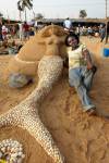 Un artiste vaudou fait une statue de Mami wata au Festival des Divinités Noirs à Aneho au Togo