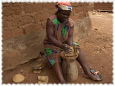 Les potières et forgerons traditionnels de Pya - Kara - Togo